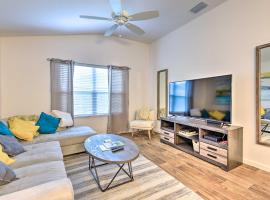 Quiet Home in The Villages with Pool Access!，位于退休小镇的酒店