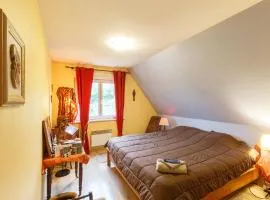 Chambre avec grand lit