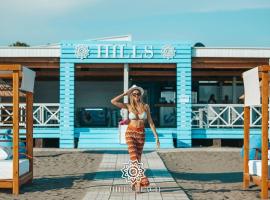 HILLS RESORT Beach, Bungalows and Bar - Velika Plaza Ulcinj，位于乌尔齐尼的酒店