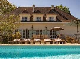 Quiet 50's cottage - 12 p. - Private park & pool，位于Fourcès的酒店