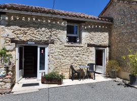 gîte en pierre le paradis jacuzzi piscine Périgord pourpre 9km de bergerac，位于Saint-Aubin-de-Lanquais的度假屋