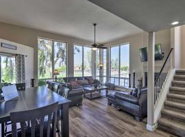 Amenity-Packed Home with Hot Tub and River Views!，位于布尔海德市的酒店