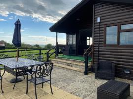 Rew Farm Country & Equestrian Accommodation - Sunrise Lodge，位于梅尔克舍姆的酒店