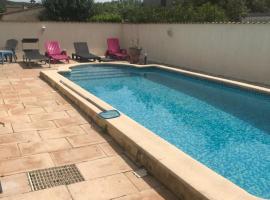 Villa Mamamia T4 avec piscine proche commerce au pied des Cévennes，位于Laroque的度假短租房