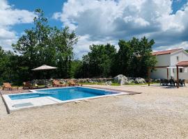 Bonaventura - Countryside Villa near Split with Private Pool，位于Donja Mala的带停车场的酒店