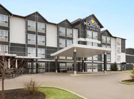 Microtel Inn & Suites by Wyndham Bonnyville，位于Bonnyville的酒店