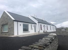 Conway's Cottage with Sea View Nestling by Cliffs-of-Moher，位于利斯坎诺的家庭/亲子酒店