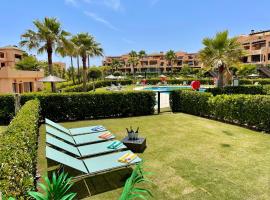 Casares Beach Golf Apartment With Private Garden Direct Pool Access，位于卡萨雷斯的高尔夫酒店