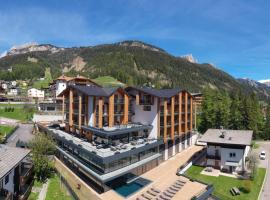 Ciampedie Luxury Alpine Spa Hotel，位于维哥迪法萨学校营地-仙佩蒂滑雪缆车附近的酒店