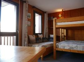 Studio cosy rénové avec balcon, proche pistes/commerces, à Montchavin La Plagne - FR-1-329-3，位于拜兰特里的酒店