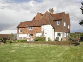 Church Farmhouse, Surrey, Sleeps 10, Large Garden，位于Crowhurst的度假屋