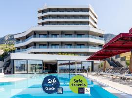 Hotel Plaža Duće，位于奥米什的带泳池的酒店