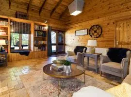 Forest Lodge with Hot Tub & Padel Tennis Court