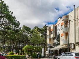 Beach, surf and golf apartment near Lisbon，位于Aroeira的酒店