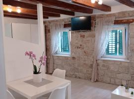 马卡拉一室公寓，位于特罗吉尔Trogir Town Museum附近的酒店