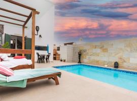 Romantico con piscina privada solo para ti，位于蓬塔穆赫雷斯贾莫斯德阿古洞穴附近的酒店