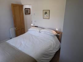 Burntisland Garden Apartment, Fife - 40 mins to Edinburgh，位于本泰兰的酒店