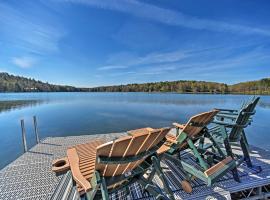 Lakeside Milford Home with Fire Pit and Paddleboat，位于Milford的酒店