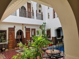 东方魅力摩洛哥住宅酒店 - 仅限成人，位于马拉喀什巴迪宫附近的酒店