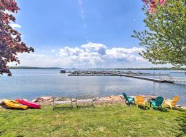 Lake Champlain Home w/ Decks, Kayaks & Fire Pit!，位于Saint Albans Bay的酒店