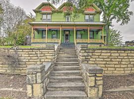 The Lilly House Historic Glen Rose Home with Porch!，位于格伦罗斯的酒店