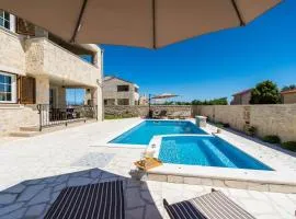 Luxury villa with heated pool and jacuzzi 02
