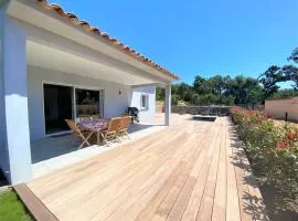 Villa deux chambres avec piscine chauffee proche des plages