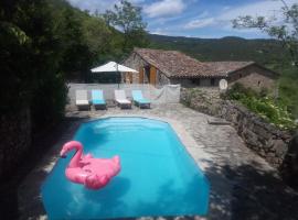 Maison de charme 3 étoiles dans les Cévennes avec terrasse et piscine privée，位于Cros的酒店