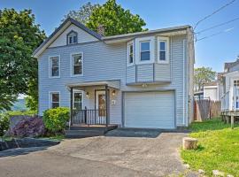 Updated Home with Patio Half Mile to West Point，位于Highland Falls的酒店