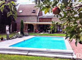 chambres d hotes ,hotel ,Secret d'une Nuit a vicq prės de onnaing,avec piscine，位于瓦朗西纳的酒店
