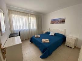 Nice rooms in a shared apartment in the centre of Corralejo Habitaciones en piso compartido，位于科拉雷侯的酒店