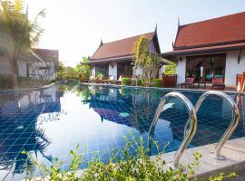 T-Villa Phuket Nai Yang Beach，位于奈扬海滩的带按摩浴缸的酒店