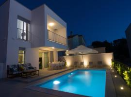 Luxury Villa Teuta with Heated Pool，位于扎顿的酒店