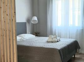 Habitat Nafplio bnb - Open space studio，位于纳夫普利翁的海滩短租房