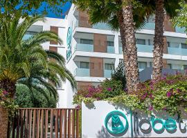 朱贝特太阳舒适B公寓式酒店，位于伊维萨镇的海滩酒店