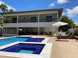 Ampla Casa na beira mar de Maragogi，位于马拉戈日的带按摩浴缸的酒店