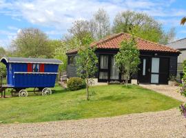 Inviting 2 bedroom barn conversion rural Norfolk，位于Loddon的带停车场的酒店