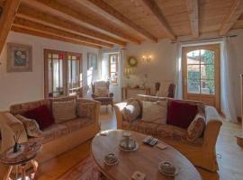 Charming 4-bed 3 bath farmhouse barn conversion，位于Sainte-Soline的酒店