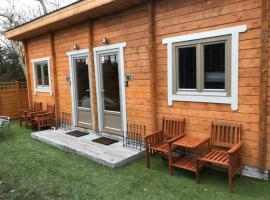 Immaculate cabin 5 mins to Inverness dogs welcome，位于因弗内斯的度假屋