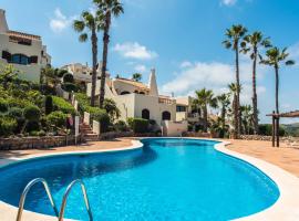 Luxuriöse und großräumige Villa mit Community Pool, Sicht auf das Mittelmeer sowie dem Mar Menor, La Manga Club，位于阿塔玛丽亚拉芒贾俱乐部附近的酒店