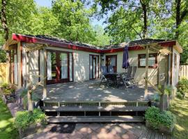 Chalet in bosrijke omgeving op chaletpark Kempenbos naast Duc de Brabant voor 2-3-4-5 personen，位于迪森的低价酒店