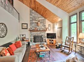 Relaxing Eagle Rock Resort Home - 1 Block to Lake!，位于黑兹尔顿的酒店