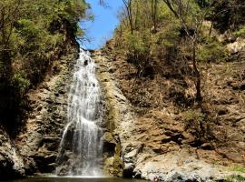 Hotel La Cascada，位于蓬塔雷纳斯的酒店