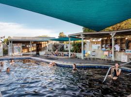 Athenree Hot Springs & Holiday Park，位于怀希比奇的带泳池的酒店