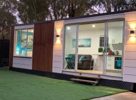 Tiny House in Belconnen 1BR Self Contained Wine，位于Higgins的度假屋