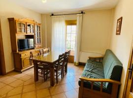 Apartamentos Margarita，位于阿罗约弗里奥的带泳池的酒店