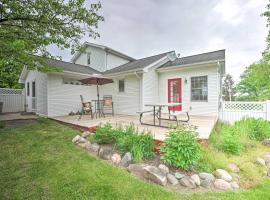 Furnished Deck and Playset Irish Hills Farmhouse!，位于Tipton的酒店