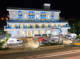 尼亚加拉酒店，位于卡坦扎罗丽都的带停车场的酒店