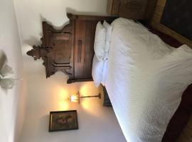 The Dutch Flat Hotel，位于Pinecrest的酒店