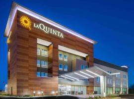 La Quinta Inn & Suites by Wyndham Louisville NE - Old Henry Rd，位于路易斯威尔的酒店